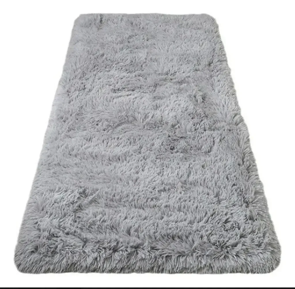 Alfombra de pelusas tamaño mediano gris
