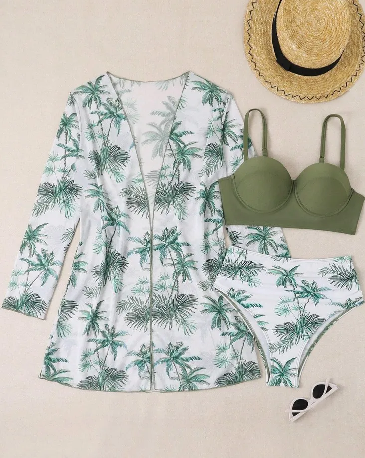 Set de bikini verde y estampado de hojas con paredo sobretodo