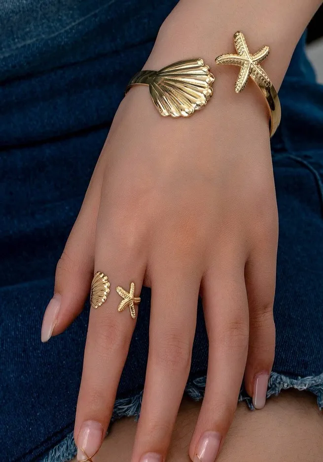 Pulsera de concha y estrella dorada