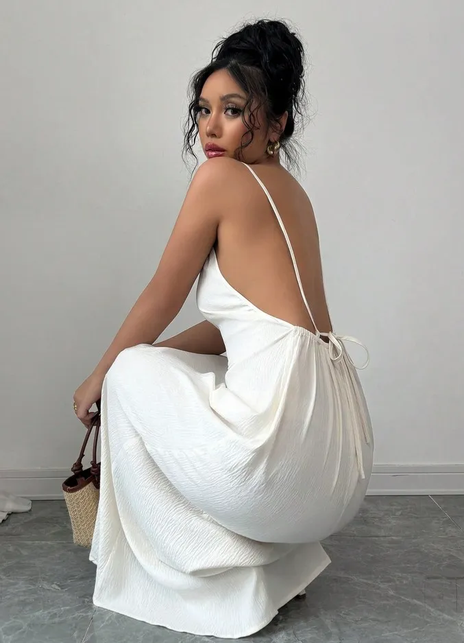 Vestido amplio largo con espalda descubierta y tirantes