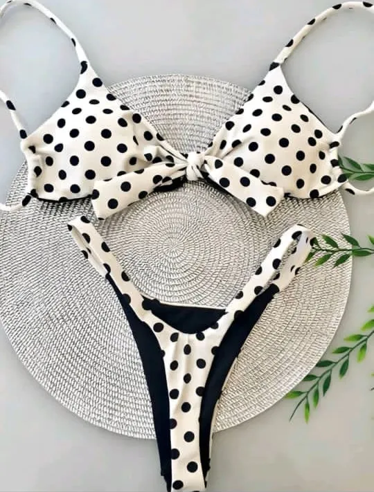 Bikini de lunares hilo blanco y negro