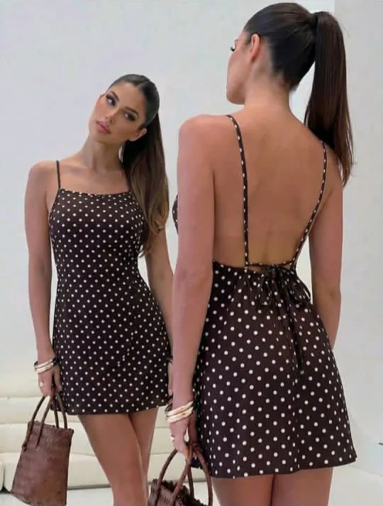 Vestido corto café floral descubierto