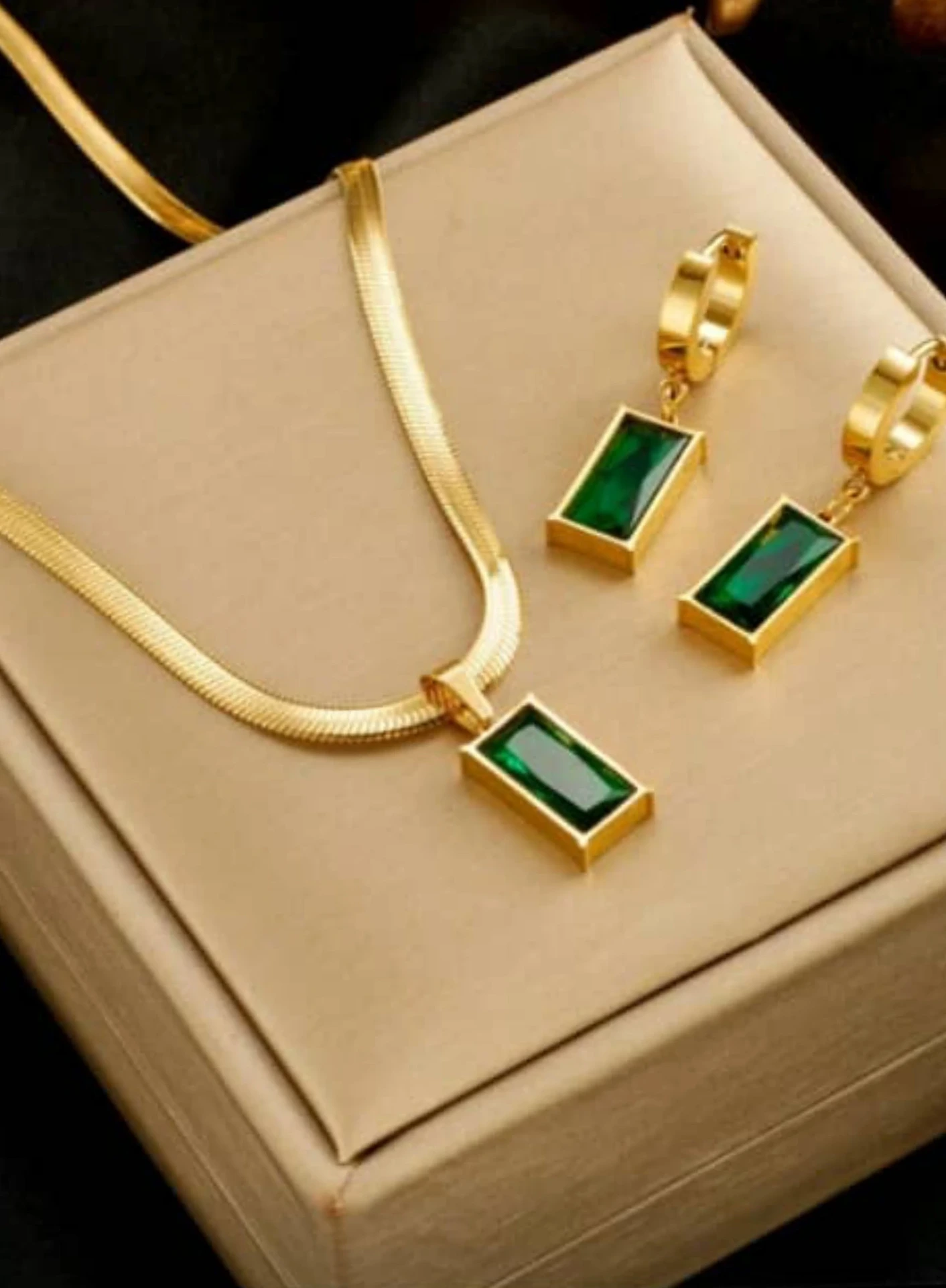 Set de collar y aretes Dorado y Verde
