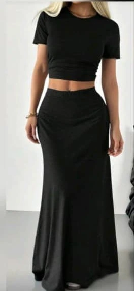 Set de pullover corto y saya larga Negro