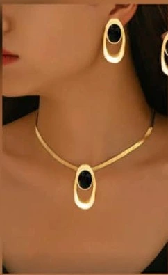 Set de collar y aretes dorado con piedra negra