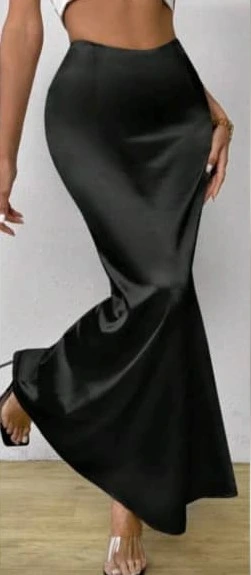 Saya larga de satín Negra