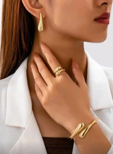 Set de pulsera, aretes y anillo dorados