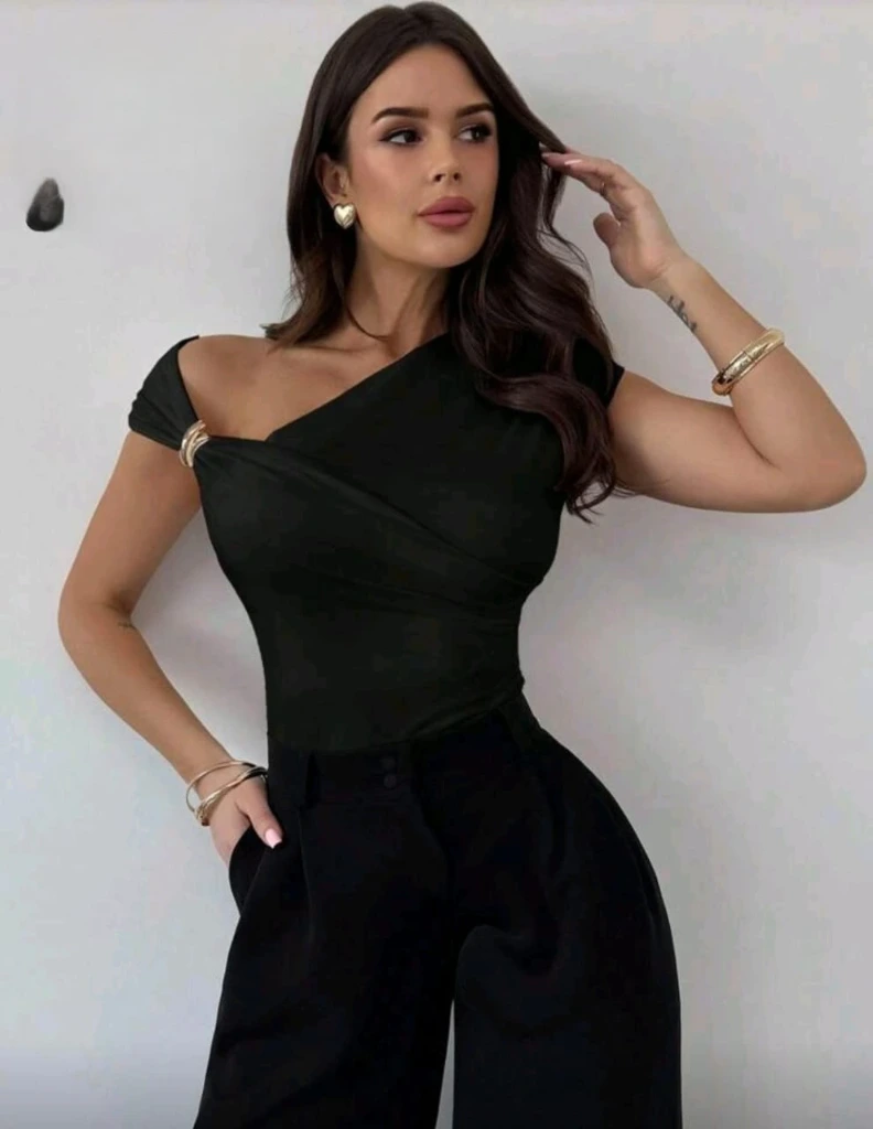 Blusa negra ajustada con un tirante caído