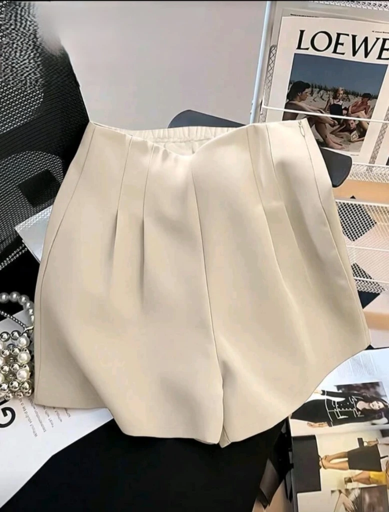 Short corto con cierre lateral Beige
