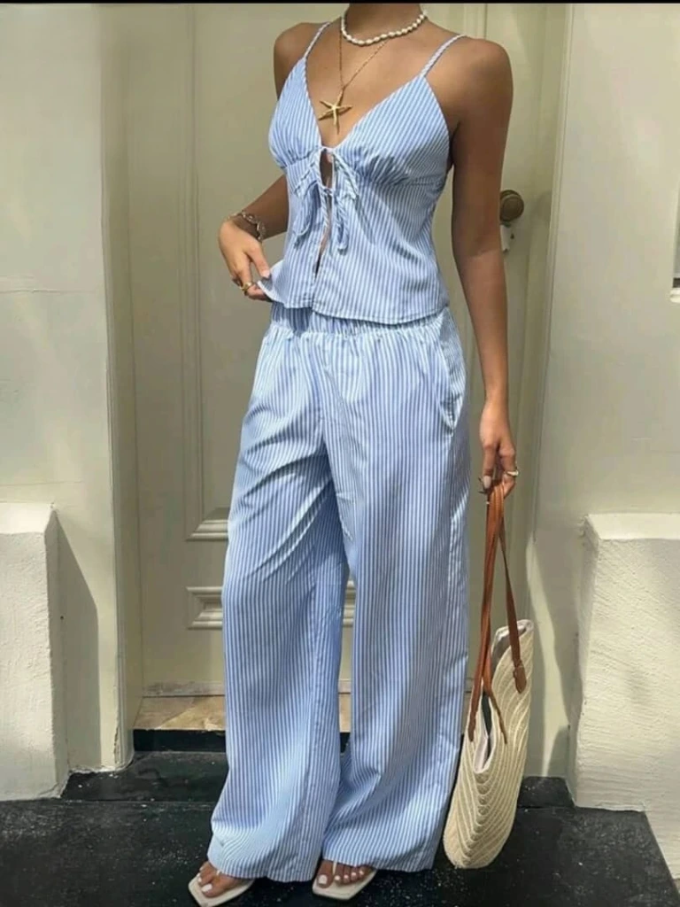 Set de top abierto alante y pantaloneta de rayas