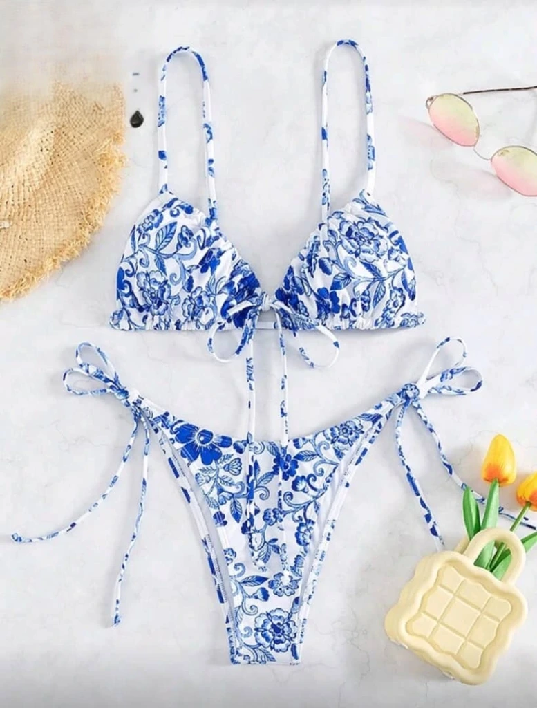Bikini triangular Azul y Blanco de flores