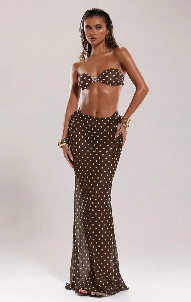 Set de bikini strapless con paredo falda de lunares