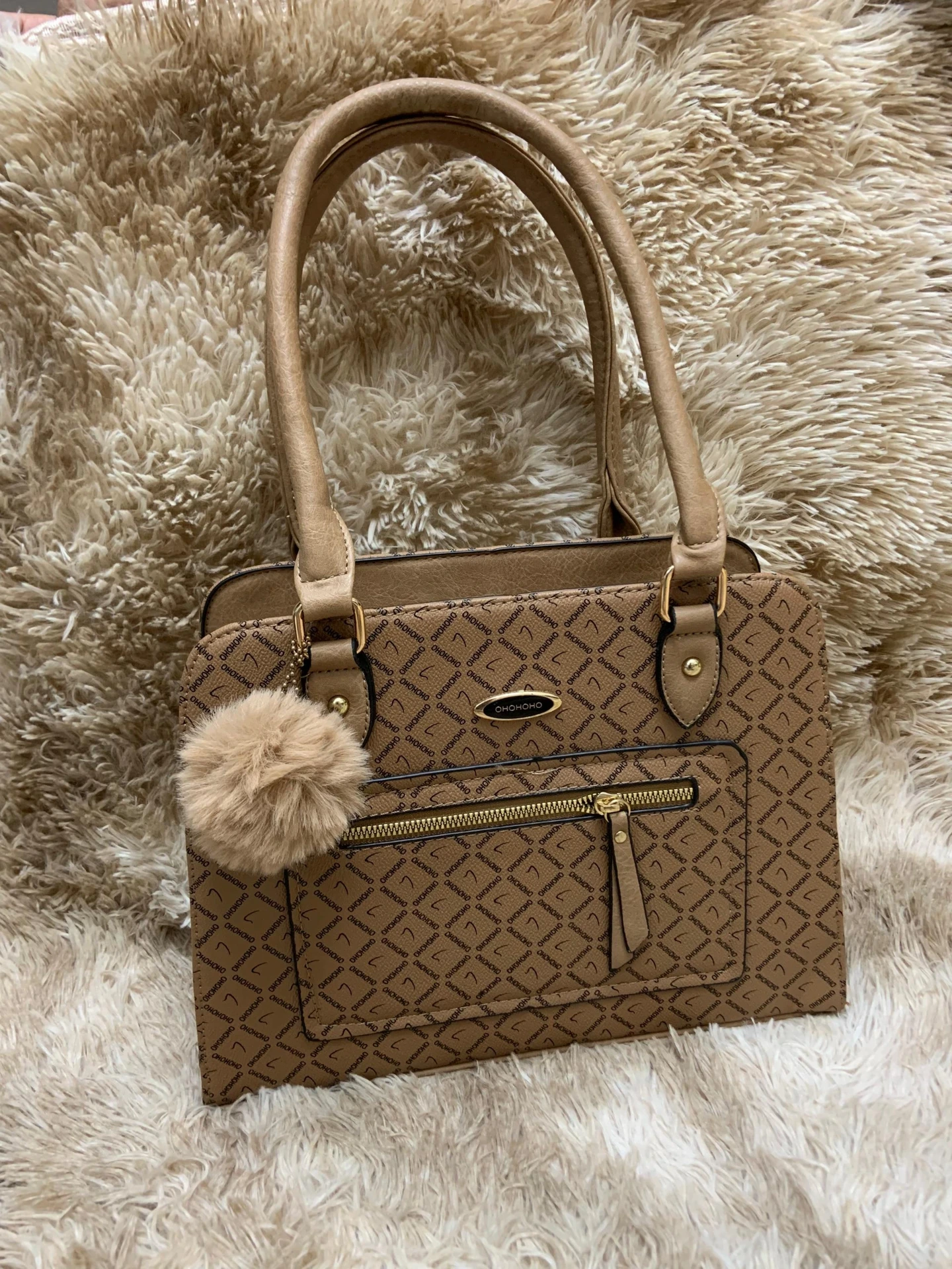 Cartera mediana diseño de cuadros con pompón Café