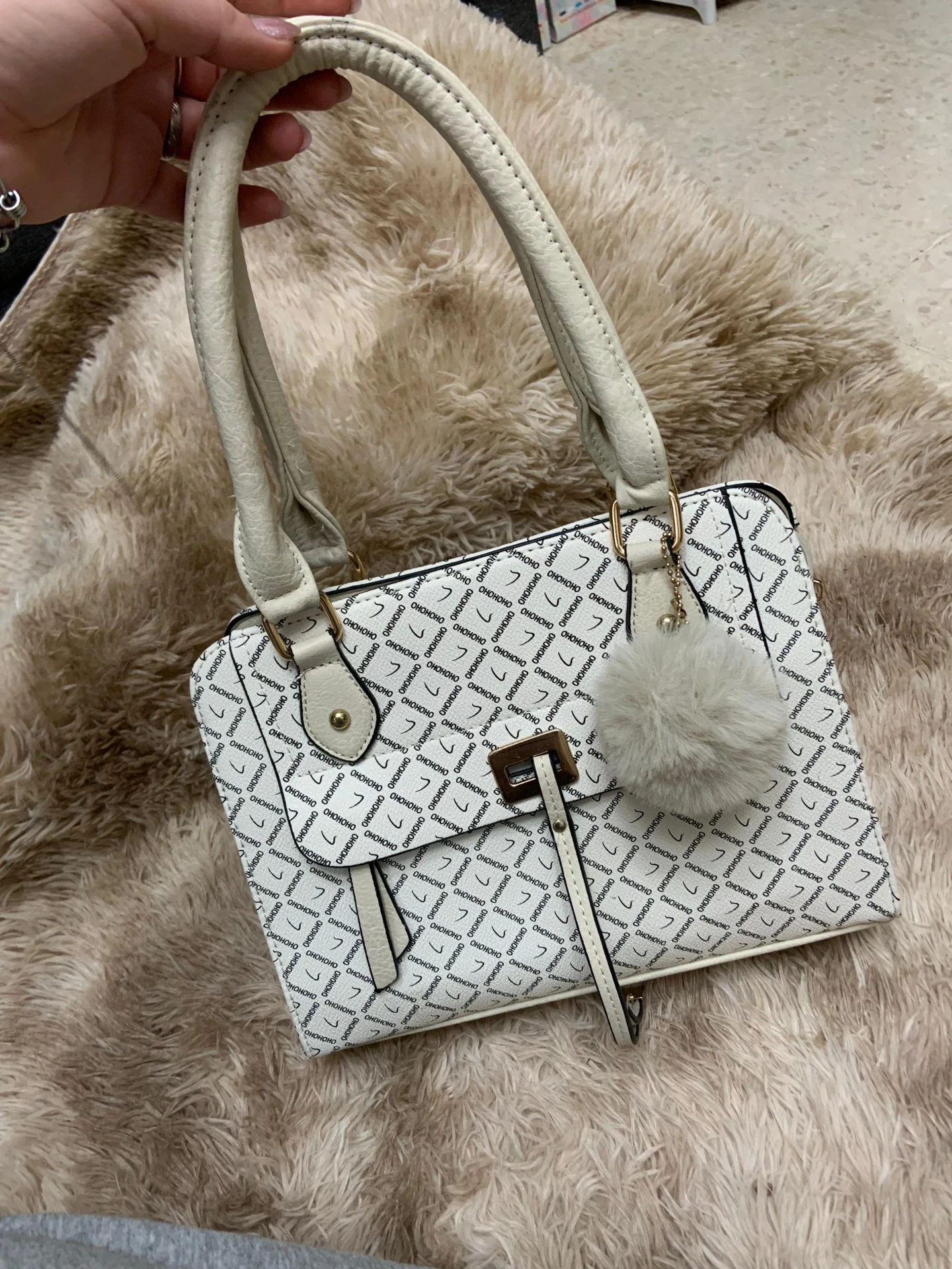 Cartera mediana diseño de cuadros con pompón Blanca