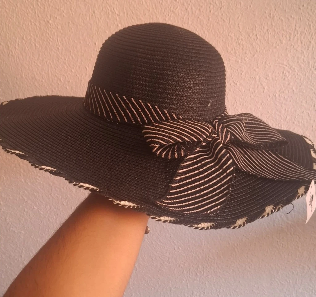 Pamela negra con lazo