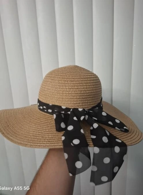 Pamela beige con lazo negro de bolas