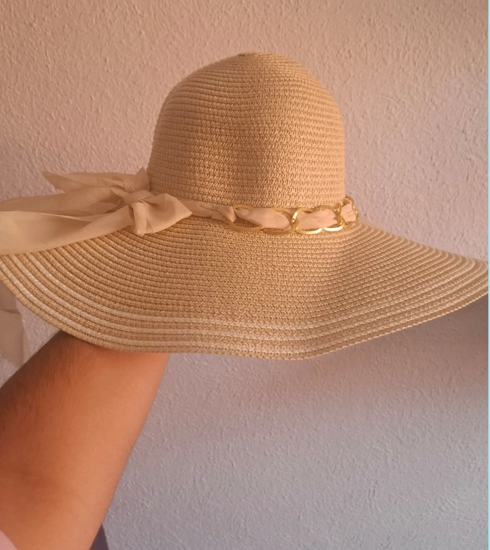 Pamela beige con lazo y aros dorados