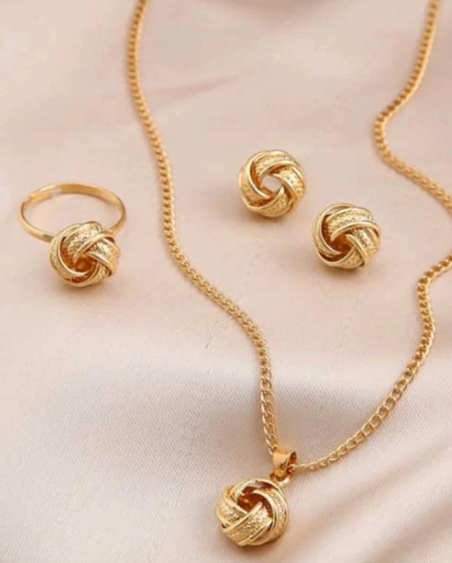 Set de collar, aretes y anillo diseño de nudo Dorado