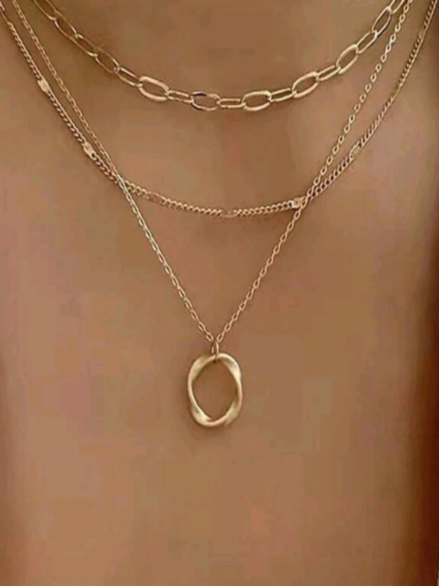 Collar dorado diseño de aro torcido