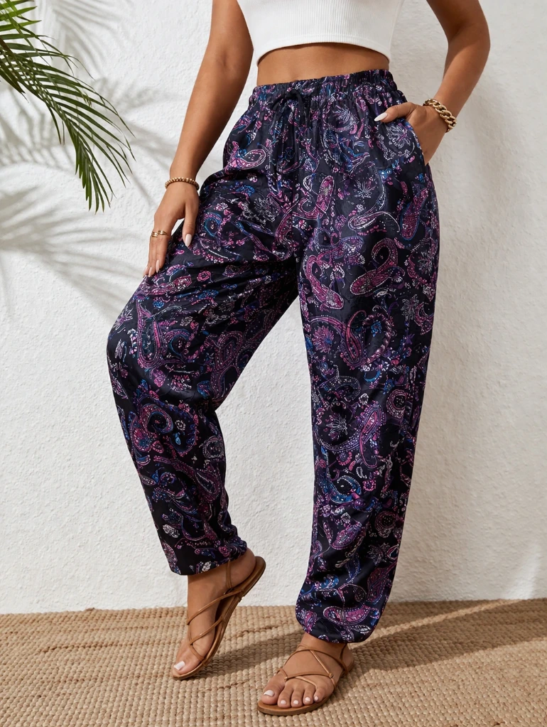 Pantaloneta con estampados fondo morado