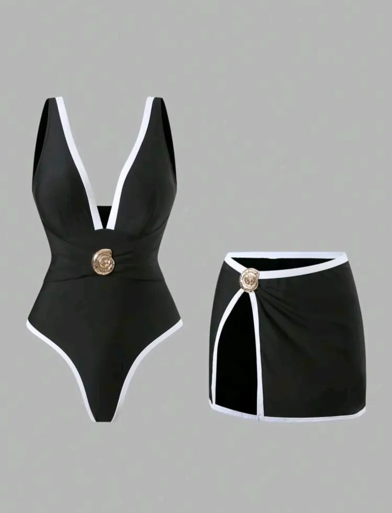 Trusa enteriza negra con lineas blancas con minifalda