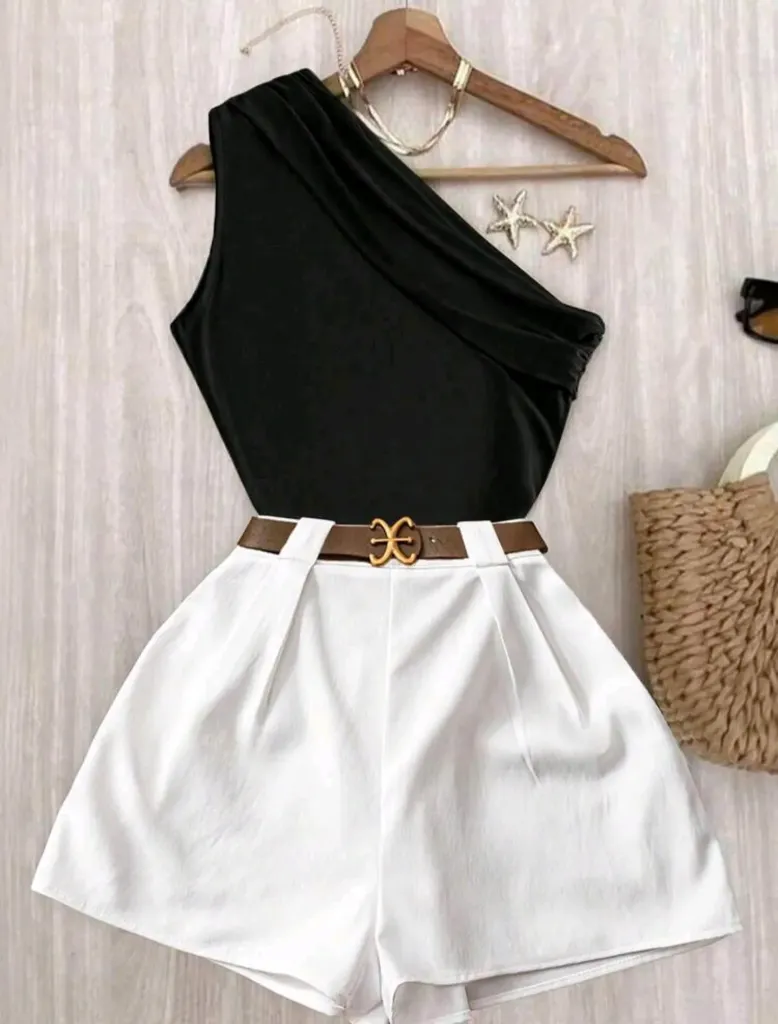 Set de top liso de un hombro negro y short blanco