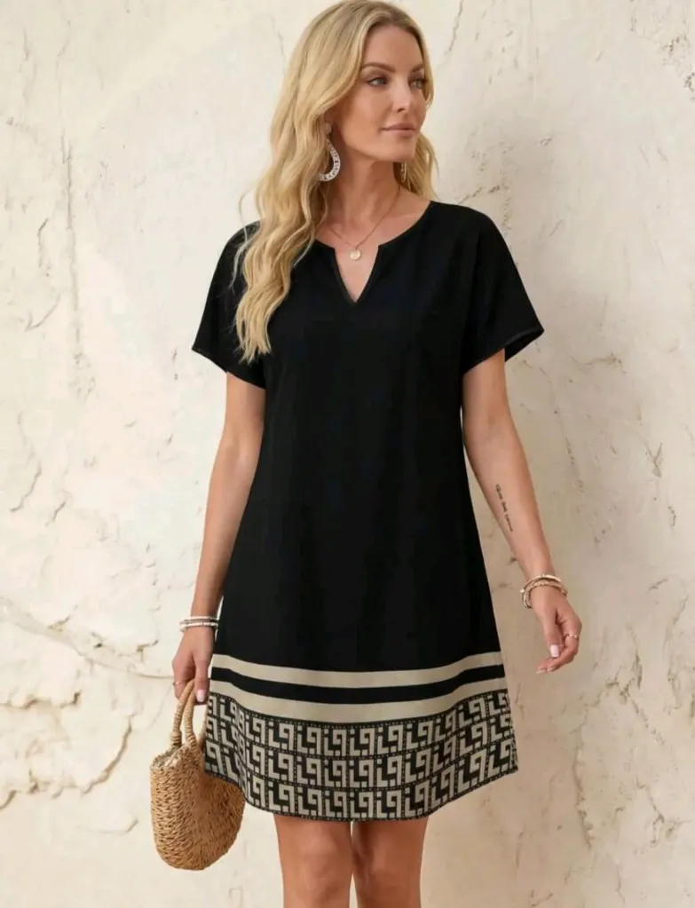 Vestido ancho negro con estampado bajo cuello V