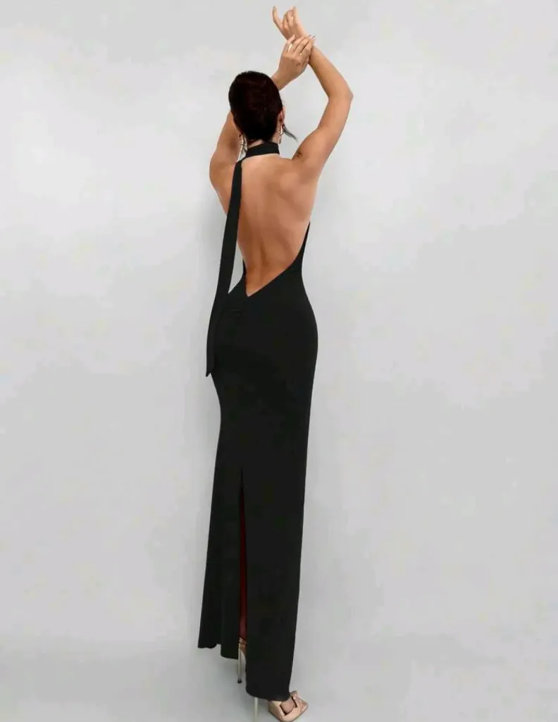 Vestido Negro liso con espalda descubierta cuello halter