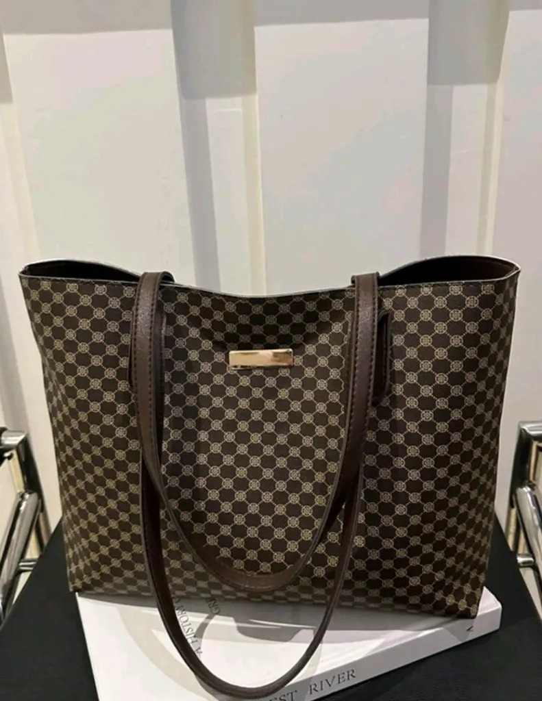 Cartera grande marrón con hebilla dorada de cuadros