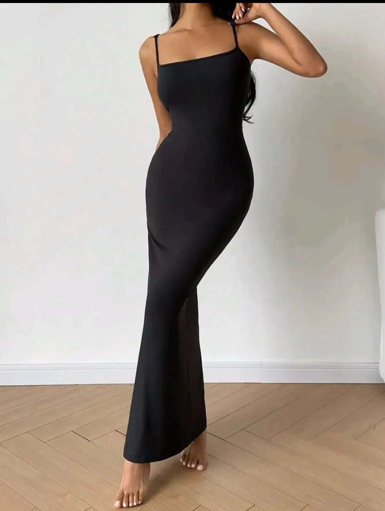 Vestido negro ajustado de tirantes simple