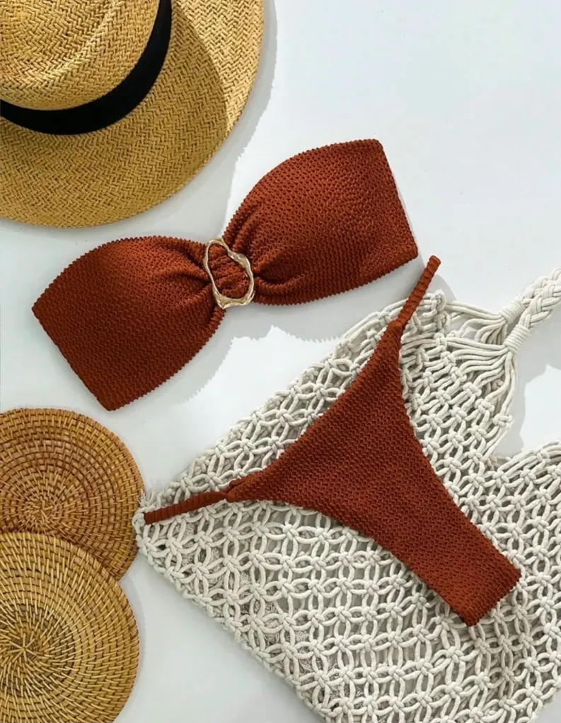 Bikini de canalé strapless marrón con hebilla dorada y tiras en cintura