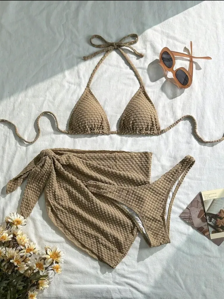 Set de bikini triangular color caqui con falda paredo corta